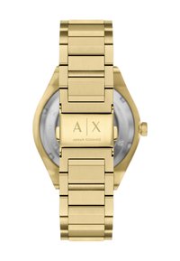 Złototona metalowa bransoleta zegarka i zapięcie z grawerem "A|X Armani Exchange", widok z tyłu pokazujący część koperty zegarka i koronki.