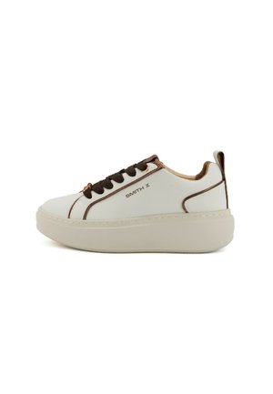 Sneaker platform bianche con lacci e dettagli marroni. Presentano una texture in pelle liscia, punta arrotondata e un logo sul lato.
