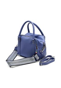 Blauwe leren handtas met dubbele handvaten, ritssluiting, zilveren hardware en een decoratieve band met een geometrisch patroon.
