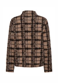 Veste à carreaux marron avec un col montant, réalisée dans un tissu doux et texturé. Le motif comprend des carrés alternant entre clair et foncé.