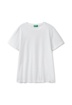 Witte T-shirt met korte mouwen en een ronde hals. Zachte, gladde stof met een rechte snit. Groene label op de hals voor branding, minimaal ontwerp.