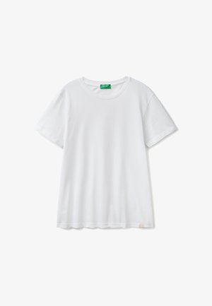 Witte T-shirt met korte mouwen en een ronde hals. Zachte, gladde stof met een rechte snit. Groene label op de hals voor branding, minimaal ontwerp.