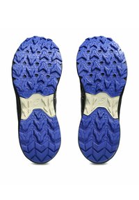 Semelles de chaussures de sport noires avec une surface texturée. Caoutchouc bleu profond avec un motif de semelle distinct et un accent de semelle intermédiaire blanche au centre.