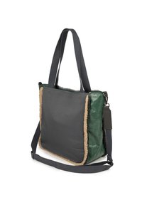 Bolso tote con un cuerpo principal gris, un lado texturizado verde y un ribete beige. Correa ajustable y detalles de fijación visibles.