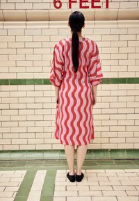Cath Kidston KAFTAN - Denní šaty - pink red swirl print