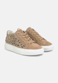 Beżowe zamszowe sneakersy z ozdobnymi wycięciami i cekinowymi akcentami, z białą gumową podeszwą i zaokrąglonym czubkiem. Zdziwiony styl sznurowania.