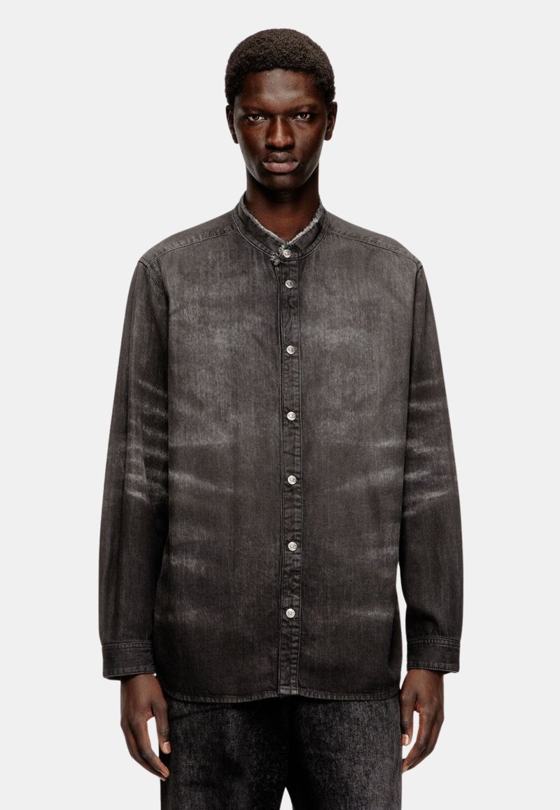 Chemise en denim gris foncé avec un col mandarin, fermeture à boutons, manches longues et variations de texture subtiles. AUCUN motif ou accent visible.