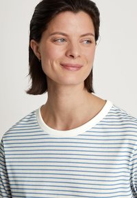 Kurzärmliges, rundhalsiges T-Shirt in Weiß mit blauen horizontalen Streifen, das eine weiche Textur und einen gerippten Kragen aufweist.