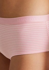 Rosa gestreifte Baumwolle-Hipster-Unterwäsche mit einem glatten elastischen Bund, der den Markennamen trägt, schlankem Design und minimalen Nähten.