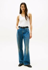 Hochtaillierte blaue Jeans mit lässiger Passform, featuring dezente Ausbleichungen, Fronttaschen und einem schwarzen Gürtel mit einer Metallspange.