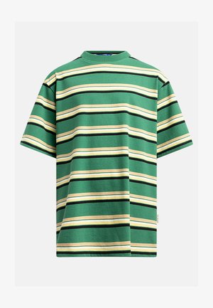 Zelena majica s kratkim rukavima s horizontalnim prugama u crnoj, krem i svijetloj žutoj boji. Ima lažni dekolte i opušteni kroj.