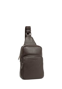 Borsa a tracolla in pelle marrone con due scomparti con zip, superficie testurizzata, tracolla regolabile e logo del marchio in rilievo sul davanti.