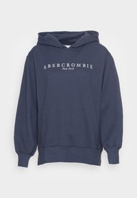 Granatowy polar z kapturem z prążkowanym wykończeniem u dołu i na mankietach, z napisem "ABERCROMBIE New York" w białym kolorze na klatce piersiowej.