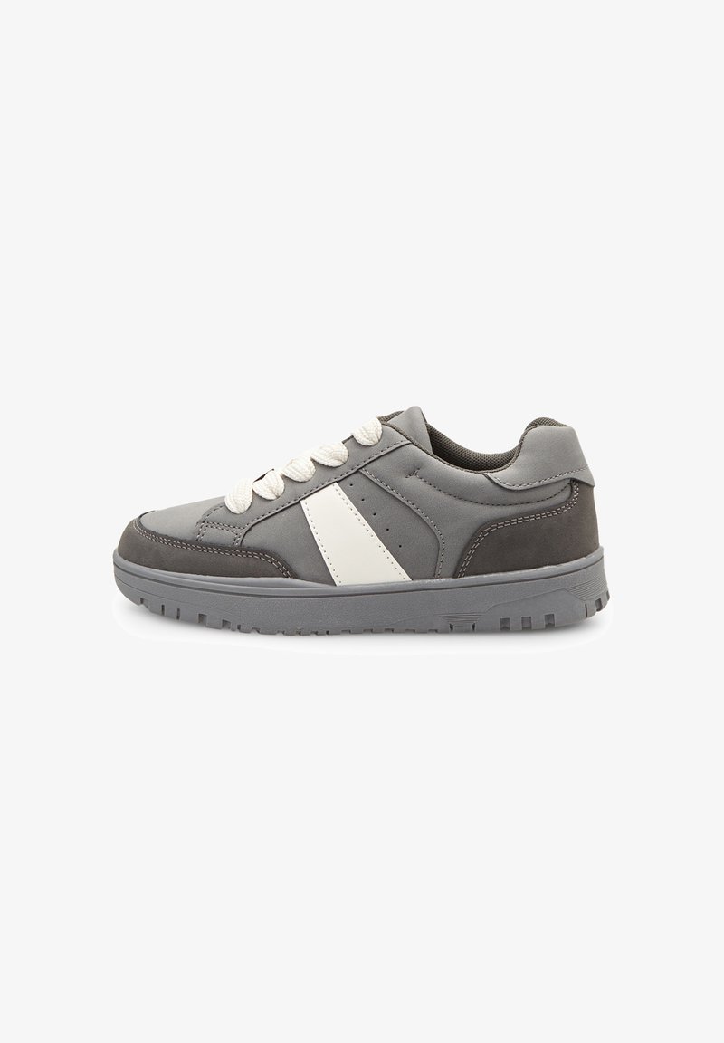 Graue und dunkelgraue Sneaker mit weißen Schnürsenkeln und einem weißen Streifen auf der Seite, auf einem weißen Hintergrund präsentiert.