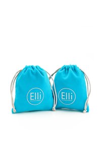 Dva tirkizna torbice na vezanje izrađene od mekog materijala s bijelim kružnim logotipima koji glase "Elli by Julie & Grace." Glatka tekstura, kompaktni oblik.