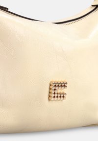 Schoudertas van crèmekleurig, getextureerd nepleer met een metalen accent en een gestileerd "E"-ontwerp aan de voorkant.