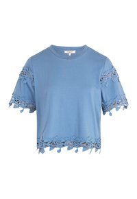 Lyseblå kortærmet t-shirt, lavet i blødt bomuldsstof, med blomsterlacemotiver på ærmerne og kanten, i en cropped design.