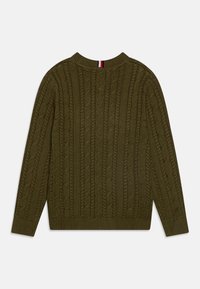 Olivgrüner Strickpulli mit Kabel- und Rippmuster, Rundhalsausschnitt und einem kleinen rot-weißen-blauen Akzent am Kragenrücken.