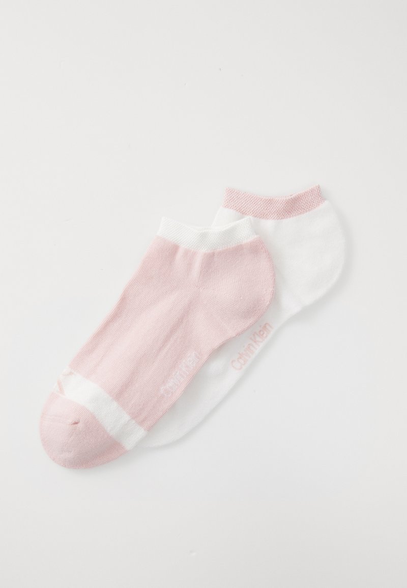 Rosa och vita ankelsockor i en bomullsmix, med en mjuk textur och kontrasterande färgband högst upp. Subtil varumärkesdetalj.