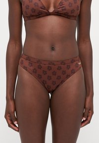 Brauner Bikini-Oberteil und -Unterteil mit floralen Mustern, hergestellt aus glattem Stoff. Das Oberteil hat ein dreieckiges Design, während das Unterteil einen klassischen Schnitt aufweist.