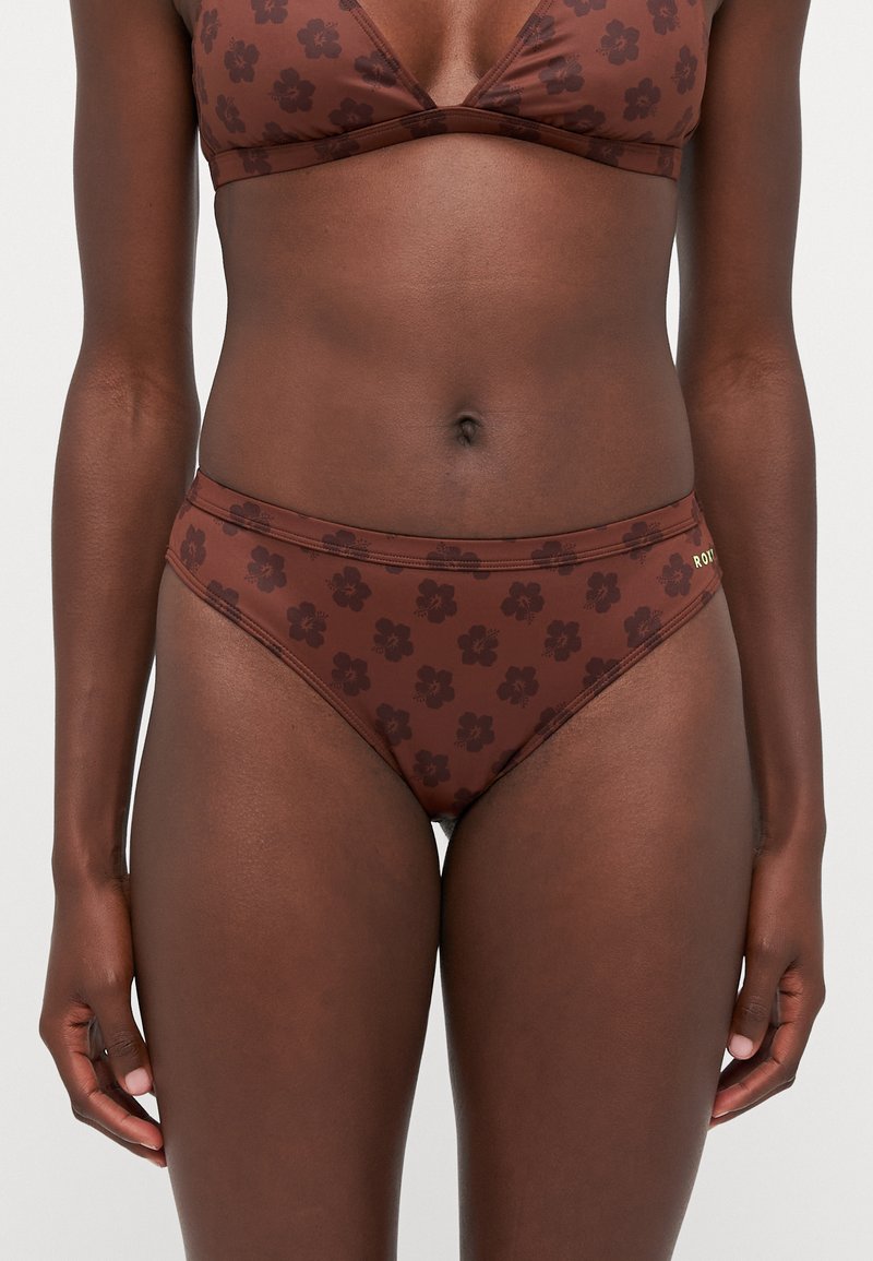Brauner Bikini-Oberteil und -Unterteil mit floralen Mustern, hergestellt aus glattem Stoff. Das Oberteil hat ein dreieckiges Design, während das Unterteil einen klassischen Schnitt aufweist.