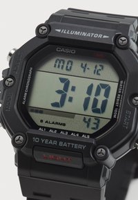 Czarny zegarek cyfrowy z gumowym paskiem, wyświetlacz LCD pokazujący godzinę "3:10", ustawienia alarmu oraz etykieta "Bateria na 10 lat" w kolorze czerwonym. Wodoodporny do 100m.