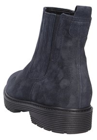 Marineblå suede ankelstøvle med elastiske sidepaneler, flad ribbet sål og en let hævet hæl. Glat tekstur og strømlinet design.