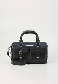 Svart skinnhåndveske med doble frontlommer, sølvfarget beslag, gul søm og avtakbar skulderrem. Har et håndtak på toppen.