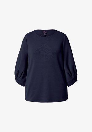 Marineblauwe top met een ronde halslijn en driekwart pofmouwen. Zachte, gladde stof met een relaxte pasvorm. Eenvoudig ontwerp zonder patronen.
