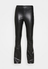 Svarta fusk läder byxor med utsvängda ben och en strukturerad krokodiltryck, med en slät yta och figurnära design.