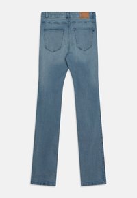 Světle modré džíny z denimu se stahovaným střihem, obsahující koženou nášivku na pase a dvě zadní kapsy.