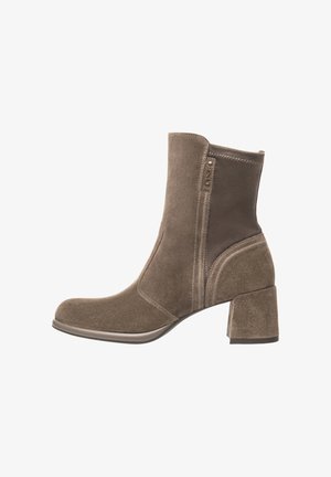 Braune Wildleder-Ankle Boots mit einem quadratischen Absatz, die ein glattes Obermaterial, kontrastierende Seitenpaneele und dekorative Nähte aufweisen.