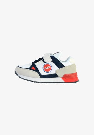 Baskets blanches, bleu marine et beige avec des accents rouges, fermeture Velcro et logo Colmar sur le côté.