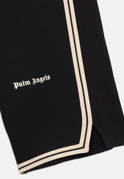 Μαύρο ύφασμα με μπεζ διπλές πλευρικές ρίγες και λευκό κείμενο "Palm Angels" σε γοτθική γραμματοσειρά κοντά στο κάτω άκρο.