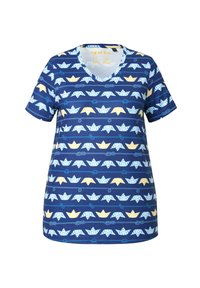 Námořnické tričko s krátkým rukávem a výstřihem do V s opakujícím se vzorem žlutých a světle modrých papírových lodí na modrých vodorovných pruzích.