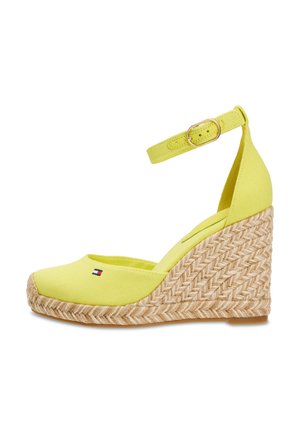 Sandale cu platformă tip pană din pânză galbenă, platformă de iută, cu bretea la gleznă și un mic detaliu cu logo în față.