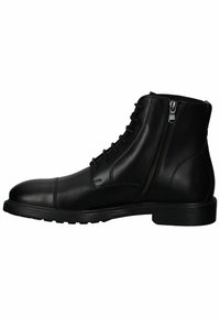 Botas de cuero negro hasta el tobillo con punta redondeada, cordones en la parte delantera y cremallera lateral. Presentan costuras sutiles y una suela de goma texturizada.