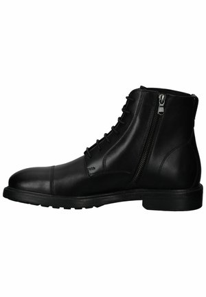 Botas de cuero negro hasta el tobillo con punta redondeada, cordones en la parte delantera y cremallera lateral. Presentan costuras sutiles y una suela de goma texturizada.
