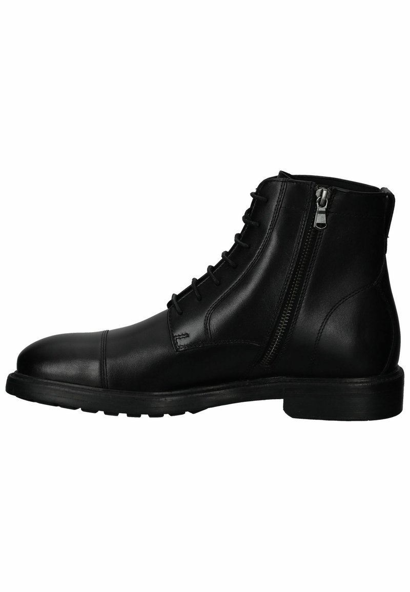 Botas de cuero negro hasta el tobillo con punta redondeada, cordones en la parte delantera y cremallera lateral. Presentan costuras sutiles y una suela de goma texturizada.