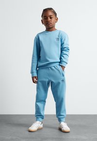 adidas Originals CREW SET - Calças de fato de treino - light blue