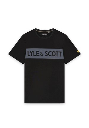 T-shirt nera a maniche corte con striscia orizzontale grigia sul petto, scritta "LYLE & SCOTT" e piccolo logo giallo sulla manica destra.