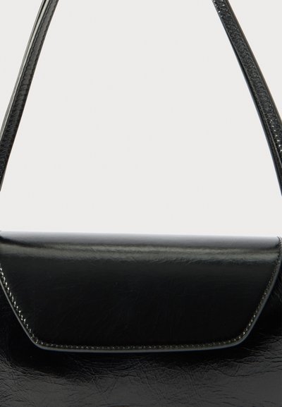 Melnas ādas rokassoma ar strukturētu formu, gludu tekstūru un aizdari ar vāku. Tam ir īss, elegants rokturis un minimālistiski šuvju detaļas.