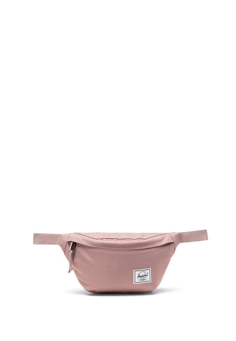 Marsupio in tessuto rosa con forma curva, chiusura a zip superiore e patch con logo frontale. Cinghia regolabile e texture liscia.