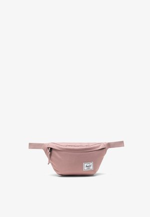 Pink stof bæltetaske med en buet form, lynlåslukning øverst og et logo patch foran. Justerbart strop og glat tekstur.