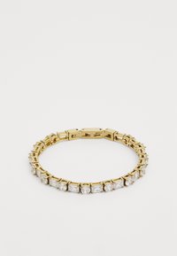 Bracelet en or avec des pierres précieuses claires rectangulaires et rondes, sécurisé par un fermoir, positionné sur un fond blanc.