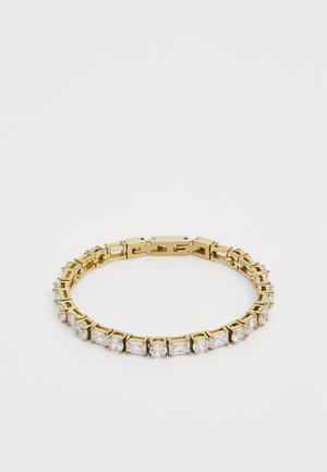 Aukso apyrankė, puošta stačiakampiais ir apvaliais skaidriais akmenimis, užsegama sagtimi, išdėstyta ant baltos fono.