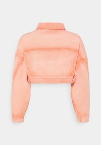 Kraftigt denimjacka i en ljus persikofärg, visad bakifrån med långa ärmar och klassiska krags detaljer.