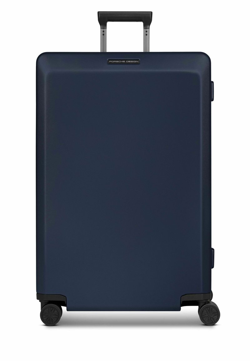 Maleta rígida azul marino con acabado texturizado, mango retráctil y cuatro ruedas negras para facilitar la movilidad. Logotipo visible en la parte frontal.