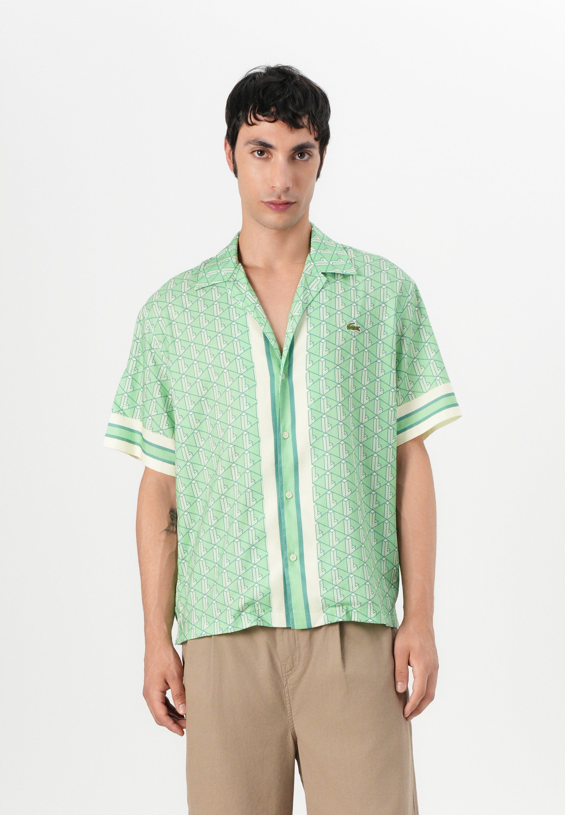Chemise cartonnée, chemise à rabat et pochette perforée