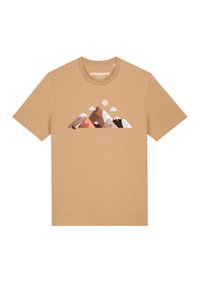 Beige katoenen t-shirt met een grafiek van gestileerde bergen in tinten bruin en wit, met een zon en wolken erboven.
